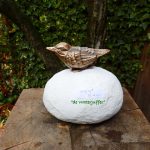 094* bronzen vogel op kei