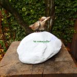 095* bronzen vogel op kei