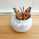 011* Bronzen dagpauwoog op steen