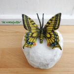 016* Bronzen koninginnepage op steen